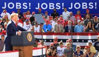 الرئيس الأمريكي خلال مؤتمر انتخابي في بويسكونسن – رويترز