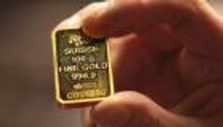 الذهب يتربع وحيدا على عرش الأسواق.. الخسائر للنفط والدولار والأسهم