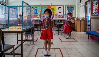 تلاميذ يضعون الكمامات ويلتزمون بالتباعد الاجتماعي
