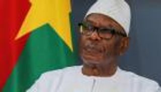 رئيس مالي يعلن استقالته ويحل البرلمان بعد انقلاب عسكري