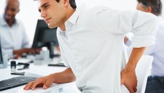 النوم بطريقة خاطئة من أسباب ألم الظهر