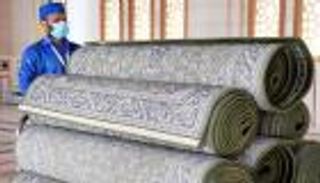 المسجد النبوي.. 3 مصلين لكل سجادة و"180 سم" تباعدا