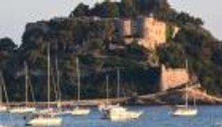 داخل هذا الحصن التاريخي.. ماكرون وميركل يرسمان مسار أوروبا