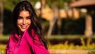 إطلالة جديدة لياسمين صبري بـ"الفوشيا"