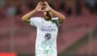 الدوري السعودي.. الأهلي والشباب في ورطة بسبب نجوم الجزائر