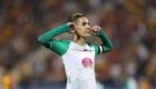 لحظات تحبس الأنفاس.. العناية الإلهية تنقذ مدافع الرجاء المغربي