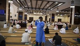 يجب الالتزام بعدة إجراءات وقائية عند الصلاة في المساجد