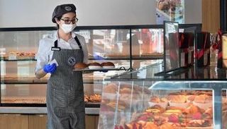 يجب التأكد من ارتداء العاملين بالمطعم للكمامة