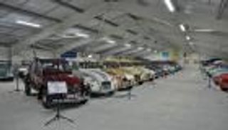 "مجنون سيتروين" يعرض مقتنياته.. 100 موديل نادر تحت سقف واحد