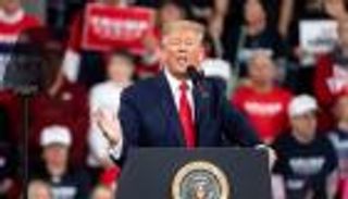 ترامب: مؤتمر الديمقراطيين "كئيب".. ورئيس البريد للأمريكيين: صوتكم سيصل