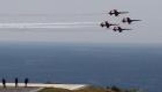 جنود أتراك يضرمون النار في منازل بإحدى قرى شمال العراق