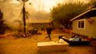 "اللحظة المميتة" تضرب كاليفورنيا.. وحاكم الولاية يناشد بالإجلاء