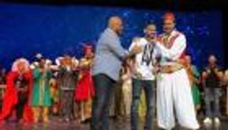 سر بكاء نجم الأهلي مؤمن زكريا على مسرح "علاء الدين"