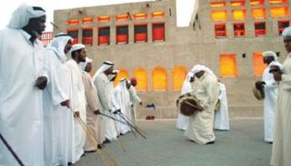 رقصة العيالة عادة ما تؤدى خلال احتفالات أهل العروس بالإمارات