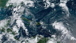 عاصفتان تتجهان إلى ساحل خليج المكسيك بأمريكا