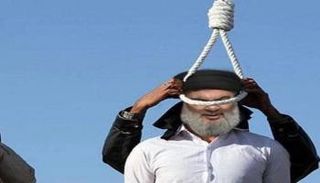 نصر الله على إحدى المشانق الرمزية التي وضعها لبنانيون لزعمائهم مؤخرا