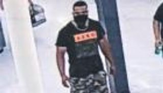 "عناق كوفيد".. أمريكي ينشر كورونا بين الغرباء