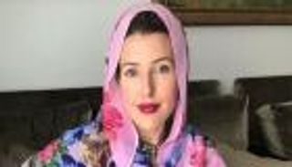 بالفيديو.. المغنية الأمريكية جنيفر جراوت ترتل سورة "القمر"