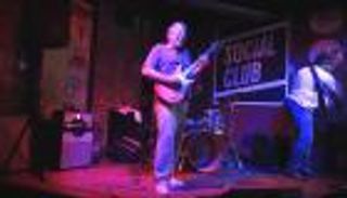 وفاة جاك شيرمان.. نعي مؤثر من فرقة روك شهيرة