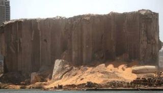 صومعة الحبوب المدمرة بعد انفجار مرفأ بيروت