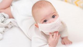 عوامل عديدة تحدد سن ارتداء الأطفال للكمامة