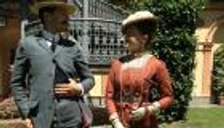 ثنائي يسافر عبر الزمن بأزياء كلاسيكية