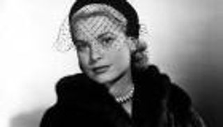 طوق شعر جريس كيلي.. قطعة اكسسوار أربعينية بطلة صيف 2020