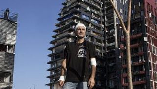 المخرج اللبناني طوني قهوجي يقف أمام منزله المدمر