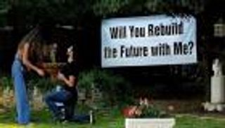 رغم أجواء الحزن.. لبناني يطلب يد حبيبته للزواج بـ"سؤال مصيري"