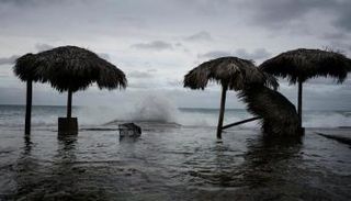 العاصفة الاستوائية لورا