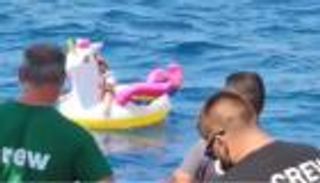 بالفيديو.. "القدر" ينقذ طفلة عمرها 3 سنوات في عرض البحر