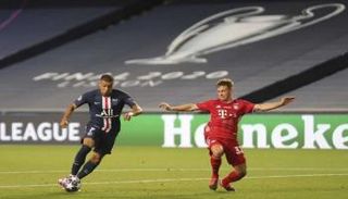 كيليان مبابي يراوغ مدافع بايرن ميونيخ في نهائي دوري أبطال أوروبا