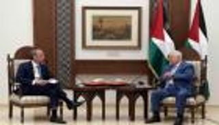 عباس يبلغ بريطانيا استعداده لاستئناف المفاوضات مع إسرائيل