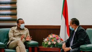 آبي أحمد خلال لقائه عبدالله حمدوك في الخرطوم