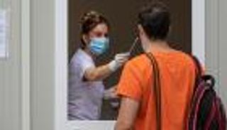 كورونا يهدد "القارة العجوز" بموجة ثانية.. عودة العزل وتخزين الأدوية