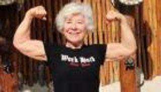 74 عاما وترفع الأثقال بسهولة.. تعرف على جوان ماكدونالد