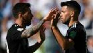 أجويرو يبشر جماهير مانشستر سيتي باقتراب ميسي