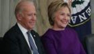 كلينتون لبايدن: يجب ألا تقر بالهزيمة في البداية