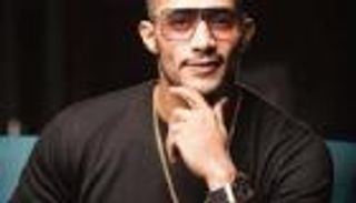 بالفيديو.. محمد رمضان يستعرض عضلاته "في السماء"