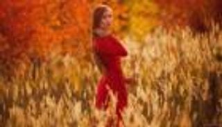 الفستان الأحمر الماكسي يتصدر موضة خريف 2020