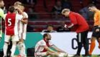 نجم أياكس يتعرض لموقف مفزع خلال مباراة ودية