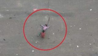 شقيق الطفلة رويدا صالح يسحبها من مكان إصابتها