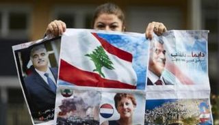 أحد أنصار رفيق الحريري أمام المحكمة الخاصة - واشنطن بوست