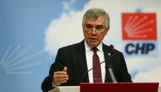أحمد أونال تشفيك أوز نائب رئيس حزب الشعب الجمهوري