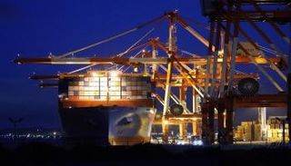 سفينة حاويات متوقفة في ميناء يوكوهاما الياباني