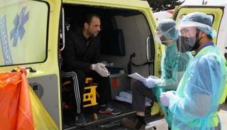 عيادة متنقلة لإجراء فحوص كورونا بالأردن