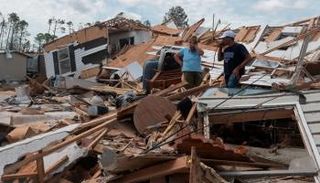 جانب من الدمار الذي خلّفه الإعصار لورا 