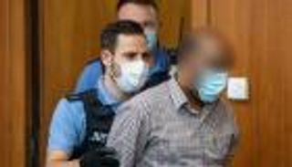 يقتل ابنه أسفل عجلات القطار.. والأم تنجو بأعجوبة