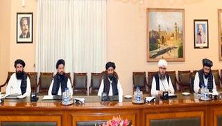  أعضاء الحكومة الأفغانية ورئيس وفد طالبان للمفاوضات