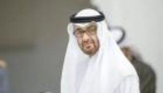 محمد بن زايد يشيد بفترة قيادة رئيس الوزراء الياباني